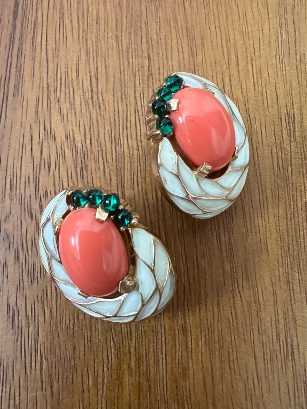 L'Orient Trifari Coral Emerald Green Brooch and Clip-On Earring Set - Picture 5 of 9